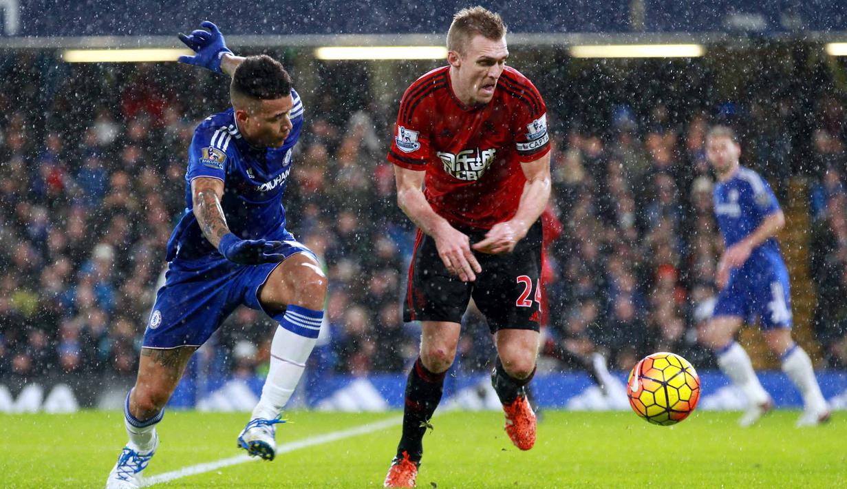 Pemain Chelsea, Kenedy (kiri) berebut bola dengan pemain  West Bromwich Albion, Darren Fletcher (kanan) pada lanjutan Liga Premier Inggris di Stadion Stamford Bridge, Chelsea, Kamis (14/1/2016) dini hari WIB. (EPA/Sean Dempsey)