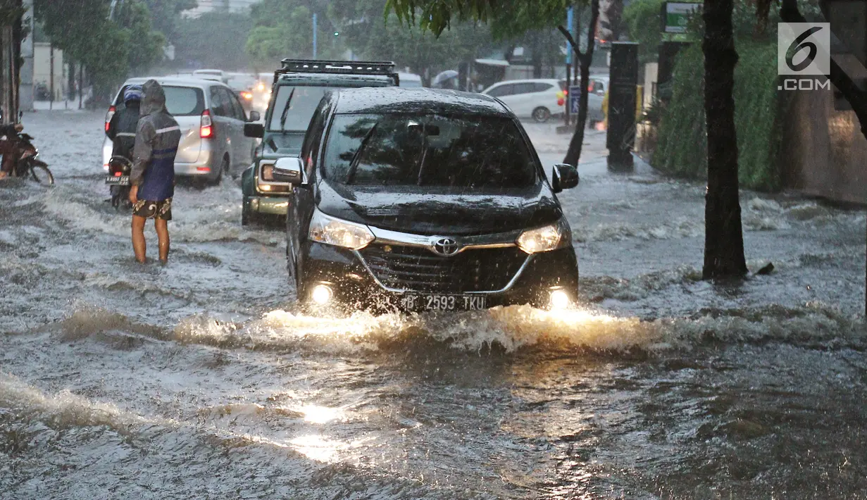 Sejumlah kendaraan menerobos banjir di kawasan Kemang, Jakarta Selatan, Kamis (18/10). Akibat hujan deras, kawasan di Jalan Kemang kembali tergenang air. (Liputan6.com/Herman Zakharia)