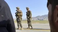 Tentara AS mengambil posisi untuk menjaga bandara internasional di Kabul, Afghanistan (16/8/2021). Seorang saksi mata menuturkan bahwa sejumlah tembakan sempat dilepaskan ke udara oleh tentara AS yang kini menguasai dan menjaga keamanan di area bandara. (AP Photo/Shekib Rahmani)