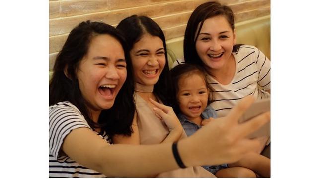 Tak hanya dekat dengan sang tante, Kesha juga dekat dengan anak-anak Mona Ratuliu