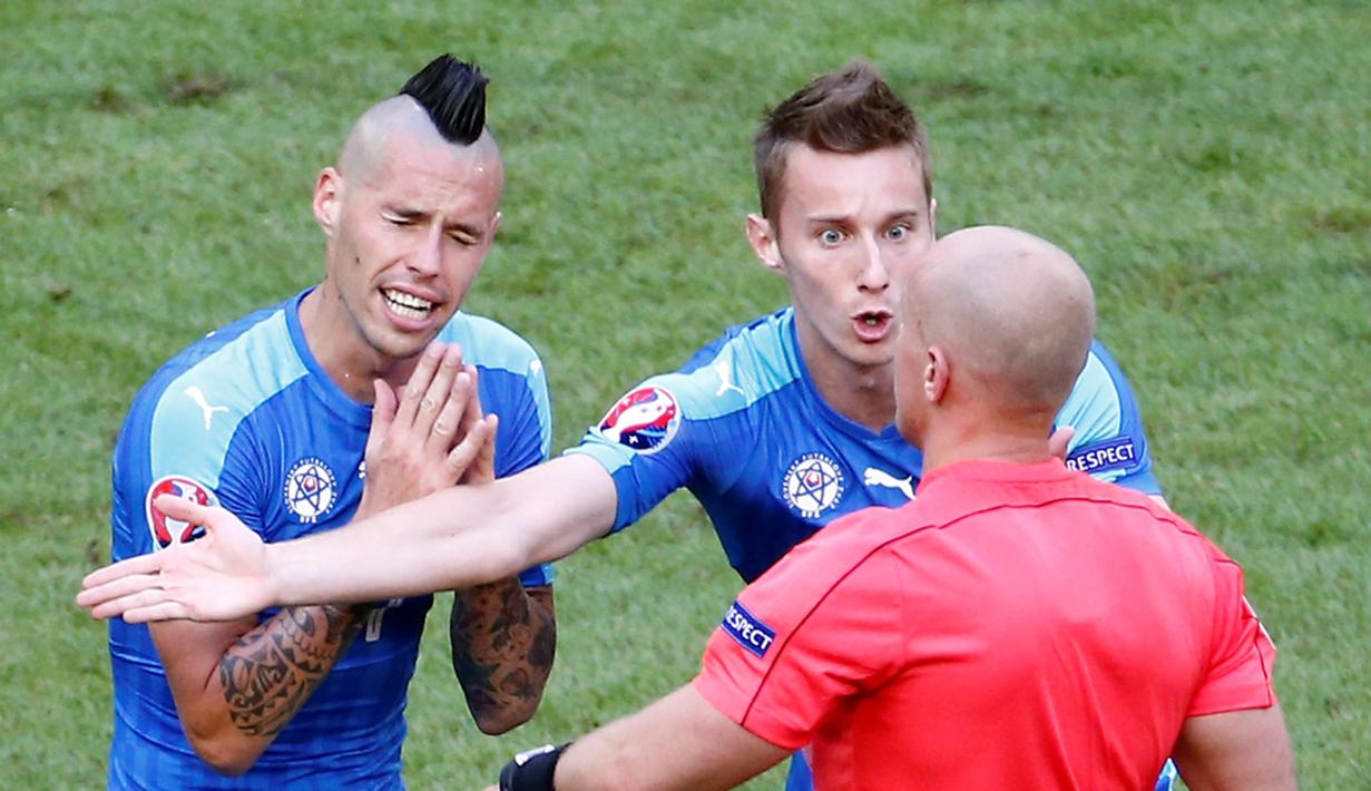 Pemain Slovakia, Marek Hamsik dan Jan Gregus, memprotes wasit saat melawan Jerman pada laga 16 besar Piala Eropa 2016 di Stade Pierre Mauroy, Lille, Minggu (26/6/2016) malam WIB. (EPA/Rolex Dela Pena)