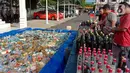 Sejumlah botol minuman keras (miras) saat pemusnahan Miras dan barang bukti narkotika di Mapolrestabes Semarang, Jumat (20/12/2019). Pemusnahan barang bukti Narkotika khususnya Sabu dan Minuman Keras hasil penindakan selama setahun terakhir. (Liputan6.com/Gholib)