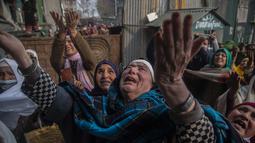 Umat Muslim Kashmir bedoa dalam peringatan hari ulang tahunnya meninggalnya Syekh Abdul Qadir Jeelani di Srinagar, Kashmir yang dikuasai India, Rabu (17/11/2021).Ratusan umat muslim berkumpul memperingati 11 tahun meninggalnya Syekh Abdul Qadir Jeelani. (AP Photo/Mukhtar Khan)