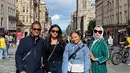 Liburan bareng keluarga, tentu akan kurang lengkap bila belum pose barang dalam mengabadikan momen. Kebersamaan Amel Carla dan keluarganya saat jalani liburan ini banyak menuai pujian dari netizen. (Liputan6.com/IG/@amelcarla)