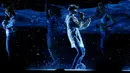 Penyanyi Justin Bieber saat membawakan lagu berjudul "Sorry" pada American Music Awards 2015 di Los Angeles, California (22/11). Album terbarunya Justin Bieber Purpose berhasil menduduki peringkat pertama di Billboard 200. (REUTERS/Mario Anzuoni)