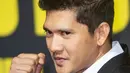 Aktor Iko Uwais melakukan gerakan pencak silat saat berpose menghadiri pemutaran perdana "Stuber" di Regal Cinemas LA Live di Los Angeles (10/7/2019). Film ini dijadwalkan akan tayang pada 12 Juli 2019. (AFP Photo/Nick Agro)