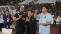 Erick Thohir (tengah) bersama Menpora Dito Ariotedjo (kiri) dan Ketua Steering Committee Piala Presiden 2025, Maruarar Sirait (kanan) dalam opening ceremony Piala Presiden 2025 di Stadion Utama Gelora Bung Karno, Jakarta (06/07/2025). (Bola.com/M. Iqbal Ichsan)