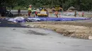 Aktivitas pekerja proyek pembangunan Sirkuit Formula E di kawasan Taman Impian Jaya Ancol, Jakarta Utara, Minggu (06/03/2022). Progres sirkuit sudah mencapai 52 persen pada hari ke-32 dan ditargetkan akan selesai pada bulan April 2022. (Bola.com/Bagaskara Lazuardi)