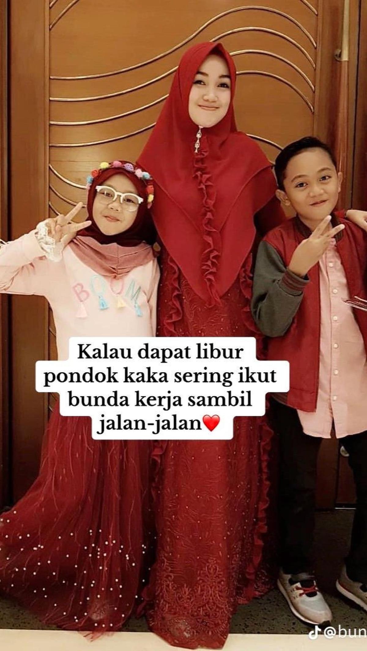 Ia pun kerap diajak ibunya kerja sambil jalan-jalan jika ada libur dari pondok.