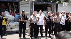 Polri dan Bea Cukai gagalkan penyelundupan 50 ribu botol miras ilegal dalam 5 kontainer yang ditutupi sampah plastic.