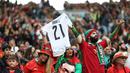 Suporter Portugal mengangkat jersey bertuliskan mendiang Diogo Jota saat menyaksikan laga Grup F Kualifikasi Piala Dunia 2026 antara Portugal melawan Armenia di Dragao Stadium, Porto, Minggu (16/11/2025) waktu setempat. (AP Photo/Luis Vieira)