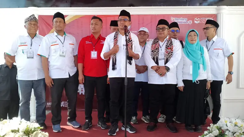 Ketua DPD PSI Garut Ramlan Gumilar  bersama pasangan Helmi Budiman-Yudi Nugraha selepas melakukan pendaftaran bakal calon pilkada Garut 2024 di kantor KPUD Garut. (Liputan6.com/Jayadi Supriadin)