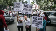 Massa yang tergabung dalam Aliansi Karyawan Hiburan dan Pengusaha Hiburan menggeruduk Balai Kota DKI Jakarta, Selasa (21/7/2020). Kedatangan mereka meminta Gubernur Anies Baswedan untuk membuka kembali tempat hiburan malam yang hingga kini ditutup akibat COVID-19. (Liputan6.com/Faizal Fanani)