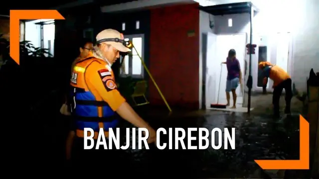 Ratusan rumah di Cirebon terendam banjir Minggu (24/2) malam. Terjangan air berasal dari tanggul sungai yang jebol.