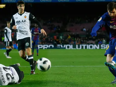 Pemain Barcelona, Lionel Messi melakukan tendangan saat menjamu Valencia pada semifinal pertama Copa del Rey di Stadion Camp Nou, Jumat (2/2). Barcelona menang 1-0 berkat gol semata wayang Luis Suarez. (AP/Manu Fernandez)