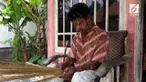 Seorang pria di Jember menderita penyakit kulit aneh, dimana sekujur tubuhnya ditumbuhi daging tumbuh seperti kutil, dan terus tumbuh setiap harinya.

Parni manusia kutil ini menderita penyakit tersebut sejak 30 tahun lalu. Tanpa penyebab yang jela...