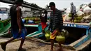 Pekerja melakukan bongkar muat elpiji 3 Kg di Dermaga Kampung Nelayan Cilincing, Jakarta, Sabtu (19/5). Gas-gas tersebut akan dikirim ke Muara Gembong, Bekasi, Jawa Barat. (Liputan6.com/JohanTallo)