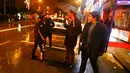 Sejumlah polisi berjaga disekitar lokasi terjadinya penembakan di Istanbul, Turki (1/1). Menurut kantor berita Turki, Anadolu, penyerang belum dapat di identifikasi. (Reuters/Osman Orsal) 