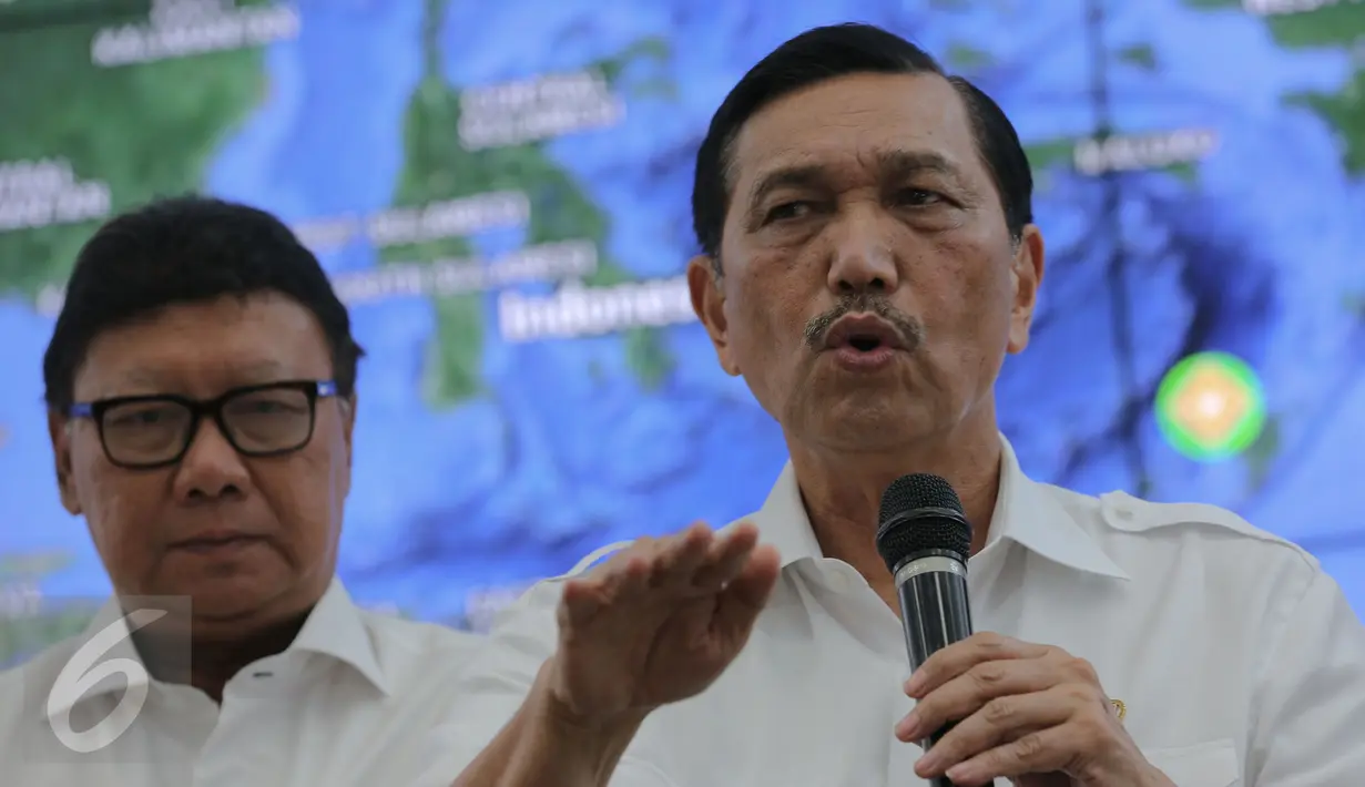 Menkopolkuham Luhut Panjaitan saat memimpin video conference dengan pejabat Riau dan Palembang terkait penanganan bencana asap di Graha BNPB, Jakarta, Rabu (28/10). Turut hadir Mendagri Tjahjo Kumolo dan Mensos Khofifah. (Liputan6.com/Faizal Fanani)
