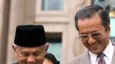 Presiden BJ Habibie (kiri) memegang tangan Perdana Menteri Malaysia Mahathir Mohamad saat di Putrajaya, Malaysia, 25 Agustus 1999. (Jimin Lai/AFP)