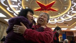 Keluarga korban pasawat Malaysia Airlines MH370 menangis sebelum bertemu dengan pejabat maskapai tersebut di Beijing, China (18/1). Setelah tiga tahun menghilang pencarian pesawat tersebut akhirnya ditangguhkan. (AP Photo/Ng Han Guan)