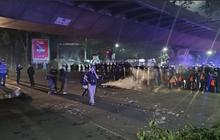 Polisi Bubarkan Massa Berpakaian Hitam yang Buat Ricuh di Jalan Cikapayang-Tamansari Bandung