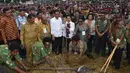 Presiden Joko Widodo dan Ibu Negara saat mengikuti ‎upacara Bakar Batu bersama masyarakat Pegunungan Tengah Papua di Stadion Mini Pendidikan, Distrik Wamena, Kabupaten Jayawijaya‎, Rabu (30/12). (Rumgapres)