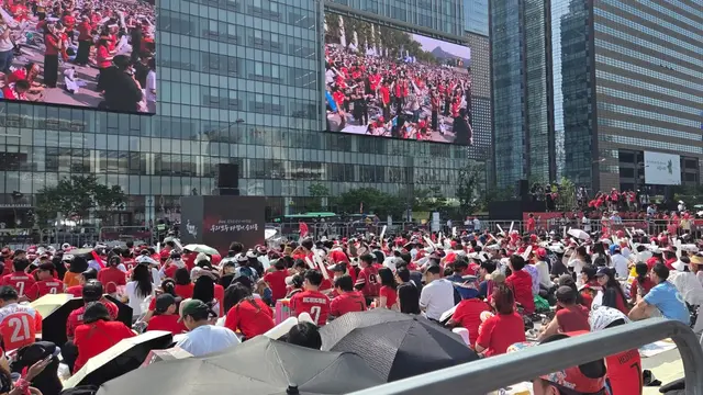 Nobar pertandingan Piala Dunia Meksiko vs Korea Selatan di Gwanghwamun Plaza, Seoul. (Ratnaning Asih/ LIputan6.com)