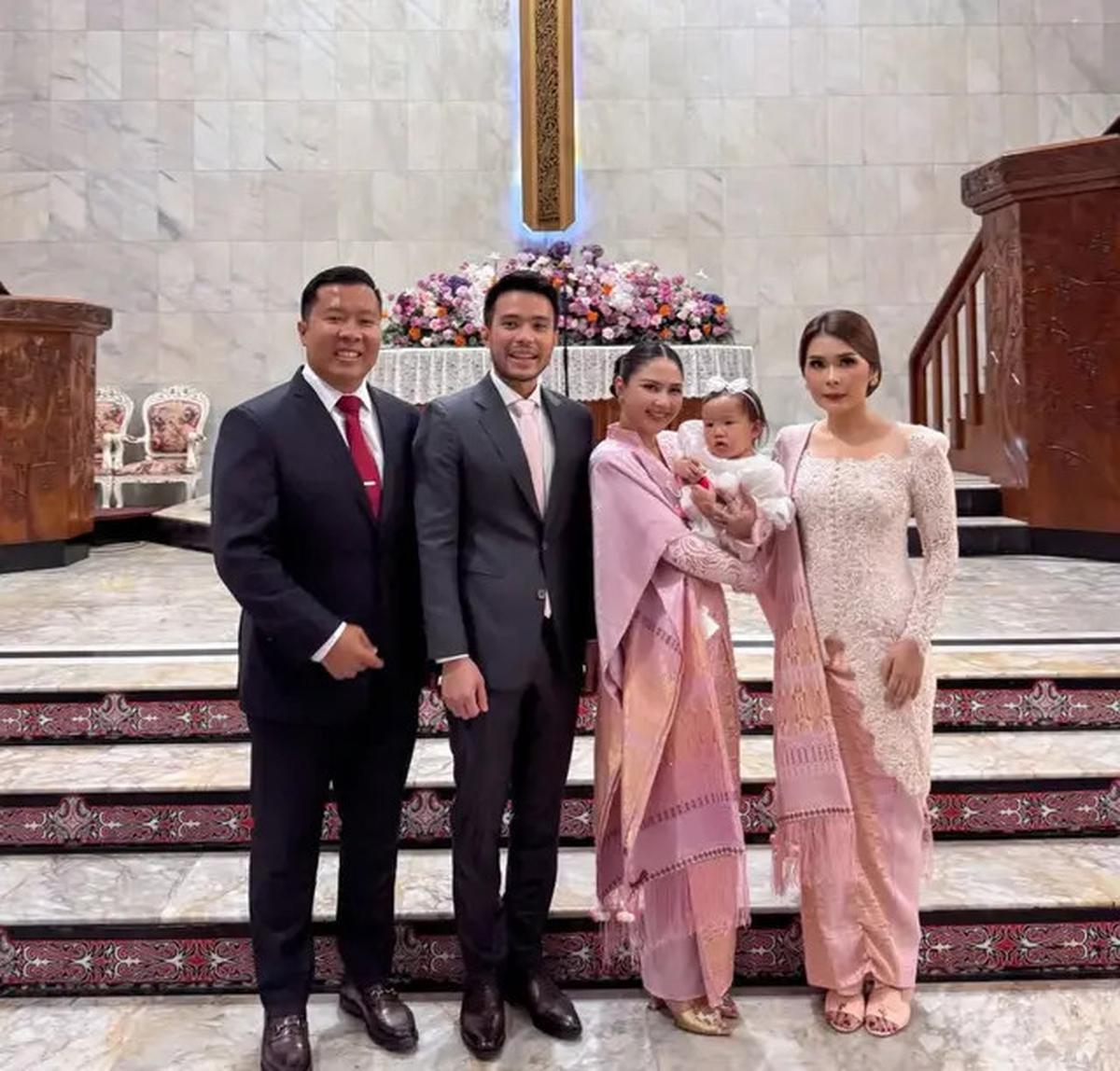 Pesona Jessica Mila Tampil Serba Pink Padukan Kebaya Pink dengan Songket Batak saat Pembaptisan Putrinya