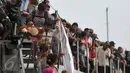 Warga eks Gafatar menuruni tangga KRI Teluk Bone 551 di Pelabuhan Tanjung Priok, Jakarta, Kamis (28/1/2016). Sebanyak 824 warga eks Gafatar dipulangkan dari Kalimantan untuk dikembalikan ke daerah asal. (Liputan6.com/Gempur M Surya)