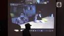 Mantan Dirut PTPN III (Persero) Dolly Pulungan menjalani sidang secara video conference di Gedung KPK, Jakarta, Rabu (13/5/2020). Dolly Pulungan dituntut 6 tahun penjara dan denda Rp 300 juta subsider 6 bulan kurungan terkait fee distribusi gula di PTPN III (Persero). (merdeka.com/Dwi Narwoko)