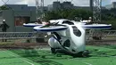 Mobil terbang NEC sebelum penerbangan uji coba di fasilitas produsen elektronik Jepang, NEC Corp di Abiko, pinggiran Tokyo, Senin (5/8/2019). Mobil terbang serupa drone dengan ukuran cukup besar untuk menampung manusia itu diharapkan dapat menjadi lebih baik daripada helikopter. (AP/Koji Sasahara)