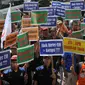 Ratusan buruh yang tergabung Konfederasi Serikat Pekerja Indonesia (KSPI) melakukan unjuk rasa di depan gedung Balai Kota DKI Jakarta.