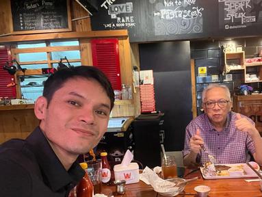 Wafat pada 29 November 2022, ayah Ben Kasyafani dimakamkan pada 30 November 2022 di TPU Tanah Kusir. Kenang momen bareng ayah, bintang sinetron Cinta setelah Cinta ini pernah ungkap mendiang ayah merupakan sosok yang jarang bicara. Meski dikenal sosok yang pendiam, Ben Kasyafani memegang teguh integritas dan kejujuran almarhum semasa hidup. (Liputan6.com/IG/@benkasyafani)