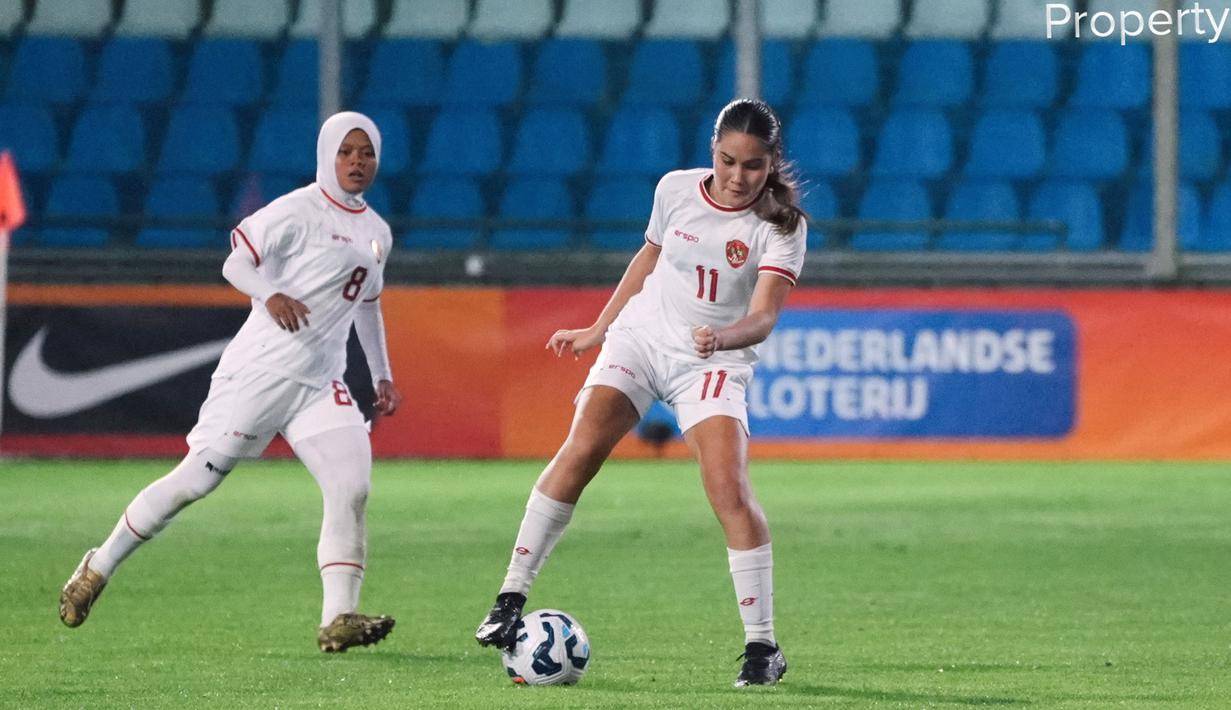 Pemain Timnas Indonesia Putri, Sidney Sari Hopper (kanan) mengontrol bola pada laga uji coba melawan Timnas Belanda yang berlangsung di Stadion Devijverberg, Doetinchem, Belanda, Sabtu (26/10/2024) WIB. (Dok. PSSI)