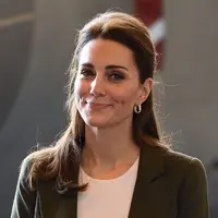 Kate Middleton mengenakan blazer warna green army ketika mengunjungi para anggota militer Inggris bersama Pangeran William. (Foto: instagram.com/katemiddleton_duchess)
