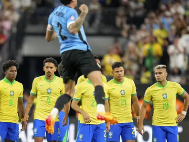 Ekspresi kecewa sejumlah pemain Brasil setelah kalah dari Uruguay pada babak perempat final Copa America 2024 di Allegiant Stadium, Las Vegas, Nevada, Minggu (07/07/2024) WIB. (AP Photo/Julio Cortez)