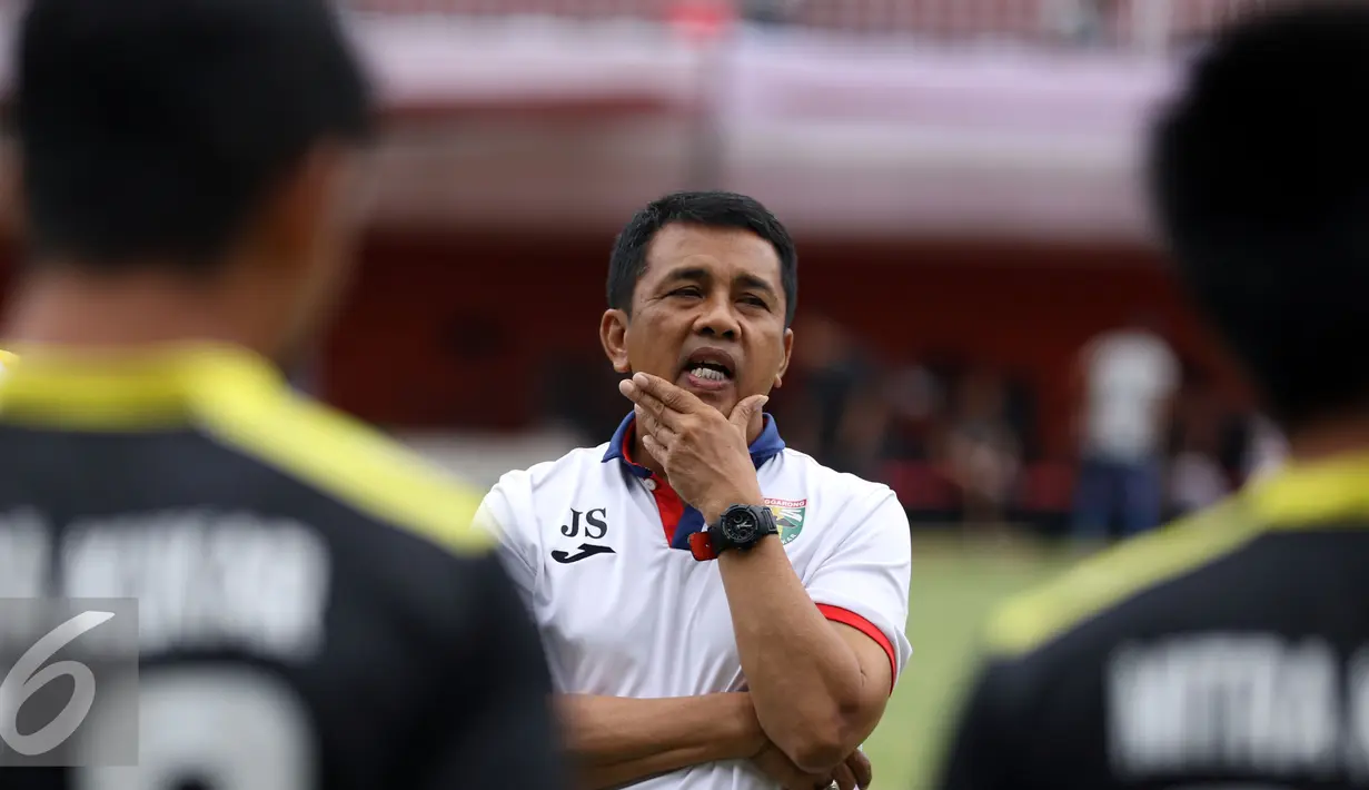 Pelatih Mitra Kukar, Jafri Sastra memberi arahan saat uji lapangan jelang laga Piala Presiden 2017 di Stadion Maguwoharjo, Sleman, Jumat (3/2). Mitra Kukar akan melawan Persegres di partai pertama Piala Presiden 2017. (Liputan6.com/Helmi Fithriansyah)