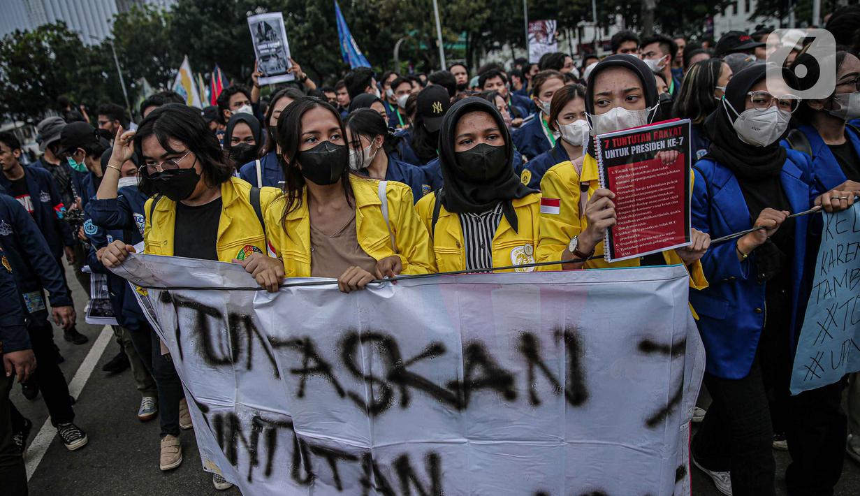 <p>Sejumlah mahasiswa yang tergabung dalam Aliansi Mahasiswa Indonsia (AMI) menggelar aksi demonstrasi di kawasan Patung Kuda, Jakarta Kamis (21/4/2022). Dalam aksinya mereka menuntut tindak tegas para penjahat konstitusi. (Liputan6.com/Faizal Fanani)</p>