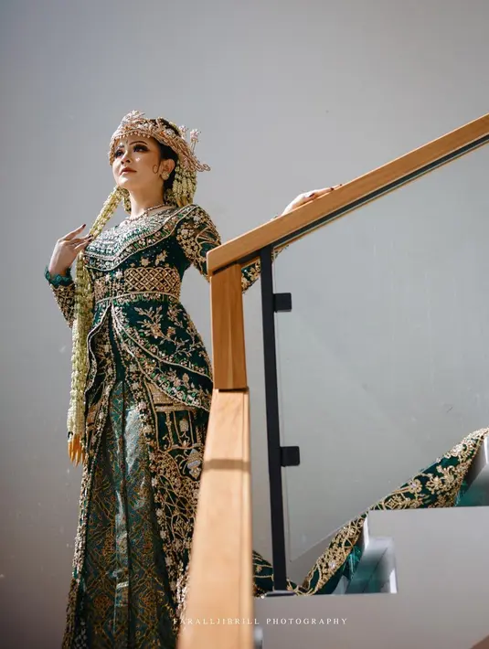 Kebaya tersebut dilengkapi dengan ekor panjang hingga menyapu lantai. [Instagram/faralljibrill_official]