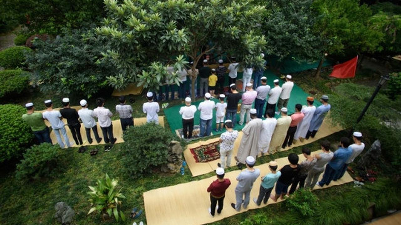 Kekhusyukan muslim minoritas China Salat Id di masjid mirip kuil