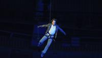 Tom Cruise dalam penutupan Olimpiade 2024. (AP Photo/Natacha Pisarenko)