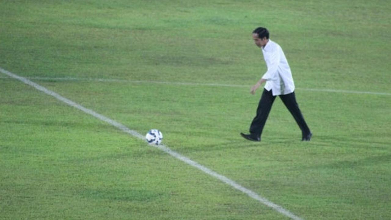 Aksi Jokowi saat membuka Piala Sudirman dengan kick off