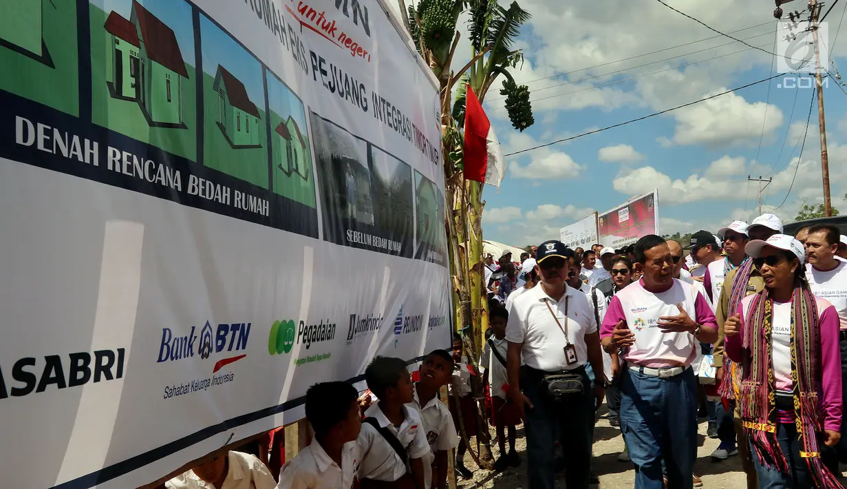 Menteri BUMN Rini Soemarno (kanan) bersama Direktur ASABRI Sonny Widjaja (tengah) meninjau program bantuan bedah rumah bagi mantan pejuang pro integrasi Timor  Timur di Desa Oebelo, Kupang, Nusa Tenggara Timur, Selasa (14/8). (Liputan6.com/JohanTallo)