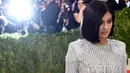 Kylie Jenner mengaku dirinya sudah mempersiapkan gaun yang mewah untuk acara Met Gala 2016. Tak khayal dia sukses pukau publik dengan penampilannya kala itu. (AFP/Bintang.com)