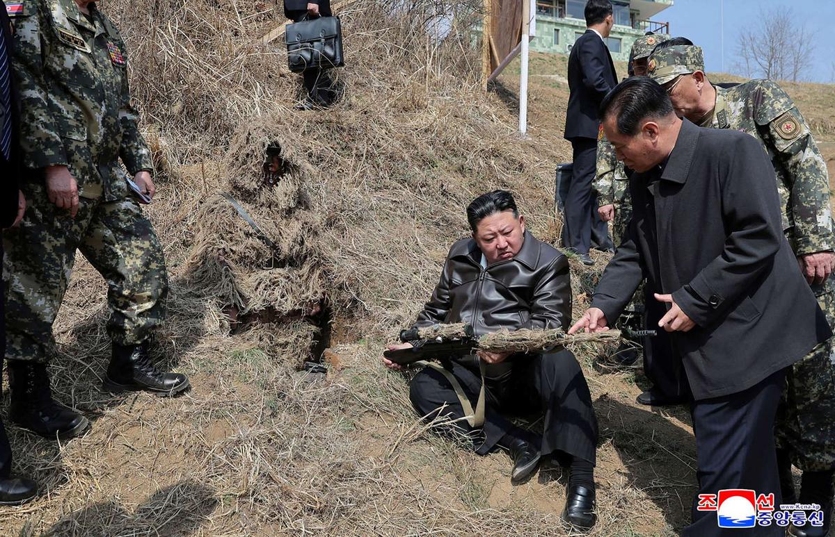 Kim Jong-un jajal senapan sniper Korea Utara