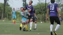 Pemain Bhayangkara FC, Sani Rizki (kiri) diadang pemain Persita pada laga uji coba di Lapangan NYTC Sawangan, Depok, (11/01/2018). Bhayangkara FC kalah 0-2. (Bola.com/Nicklas Hanoatubun)