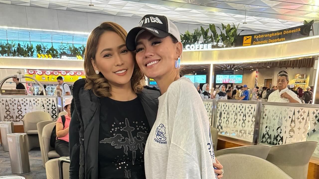 Bertemu di Bandara, Momen Inul Daratista Happy Foto Bareng Agnez Mo '22 tahun Baru Kesampaian Foto Bareng