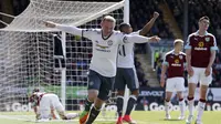 Striker Manchester United (MU) Wayne Rooney merayakan golnya ke gawang Burnley dalam lanjutan Liga Inggris di Turf Moor, Minggu (23/4/2017) malam WIB. MU sementara unggul 2-0 di babak pertama. (Martin Rickett/PA via AP)