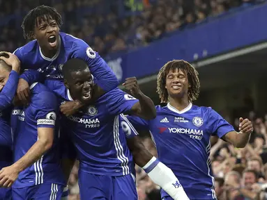 Para pemain Chelsea merayakan gol yang dicetak John Terry ke gawang Watford pada laga Premier League di Stadion Stamford Bridge, London, Senin (15/5/2017). Chelsea menang 4-3 atas Watford. (AP/Tim Ireland)